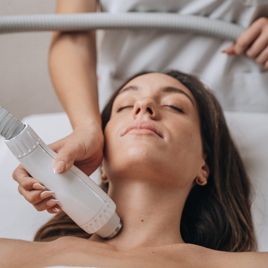 Tratamiento rejuvenecedor con máquina de radiofrecuencia facial Adermica.