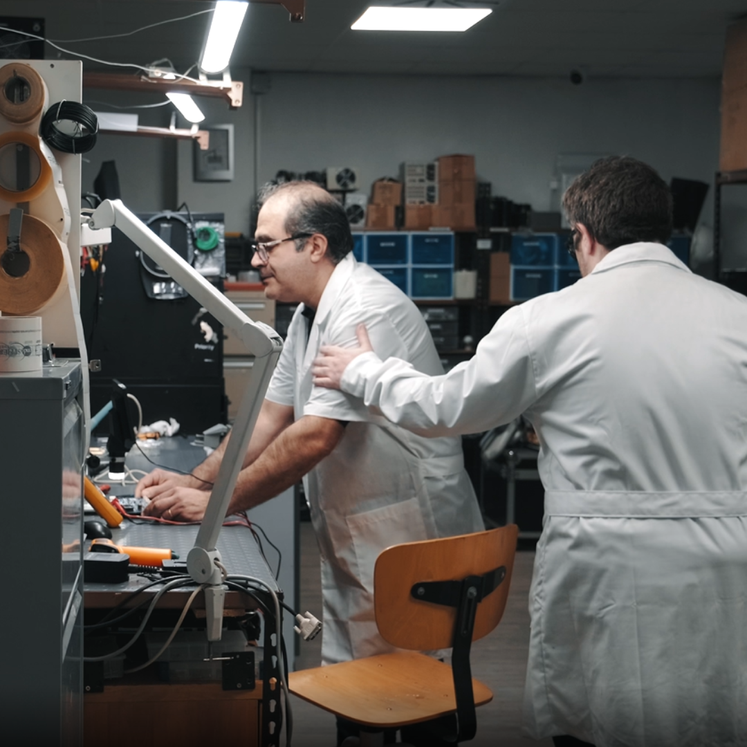Profesionales trabajando en aparatología estética profesional en Adermica.
