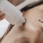Máquina de radiofrecuencia facial Rf-One de la marca Adermica utilizada en tratamiento estético.