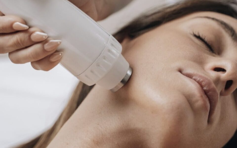 Máquina de radiofrecuencia facial Rf-One de la marca Adermica utilizada en tratamiento estético.