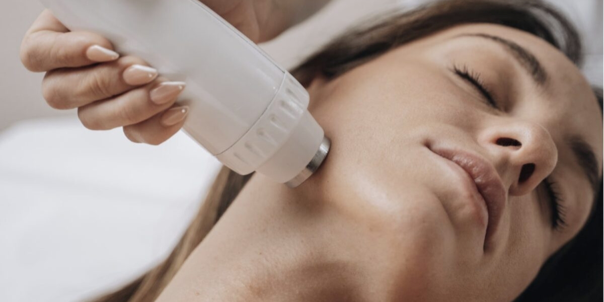 Máquina de radiofrecuencia facial Rf-One de la marca Adermica utilizada en tratamiento estético.