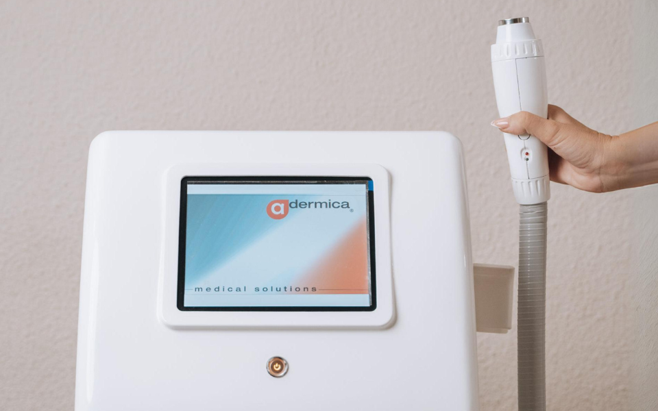 Máquina de radiofrecuencia profesional Rf-One de Adermica para tratamientos faciales y corporales