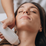 Tratamiento rejuvenecedor con máquina de radiofrecuencia facial Adermica.