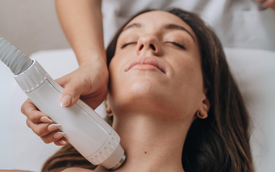 Tratamiento rejuvenecedor con máquina de radiofrecuencia facial Adermica.