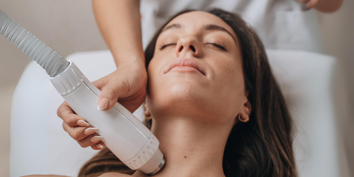 Tratamiento rejuvenecedor con máquina de radiofrecuencia facial Adermica.