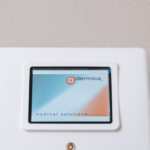 Máquina de radiofrecuencia profesional Rf-One de Adermica para tratamientos faciales y corporales