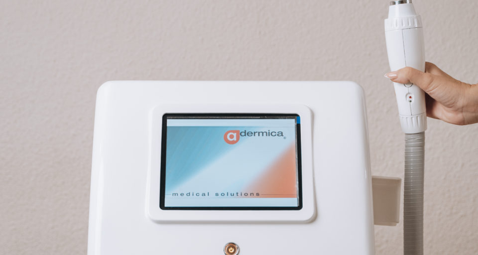 Máquina de radiofrecuencia profesional Rf-One de Adermica para tratamientos faciales y corporales